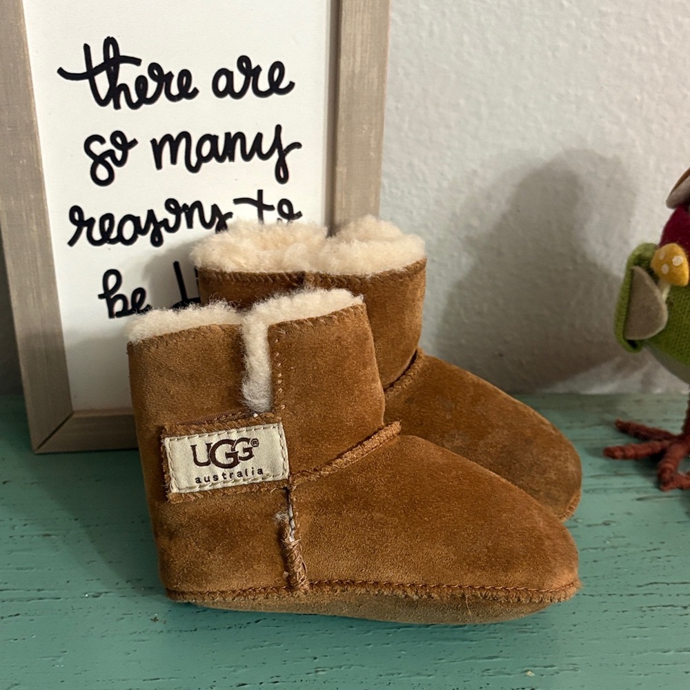 UGG Tan Suede Baby Booties SZ M Box 132